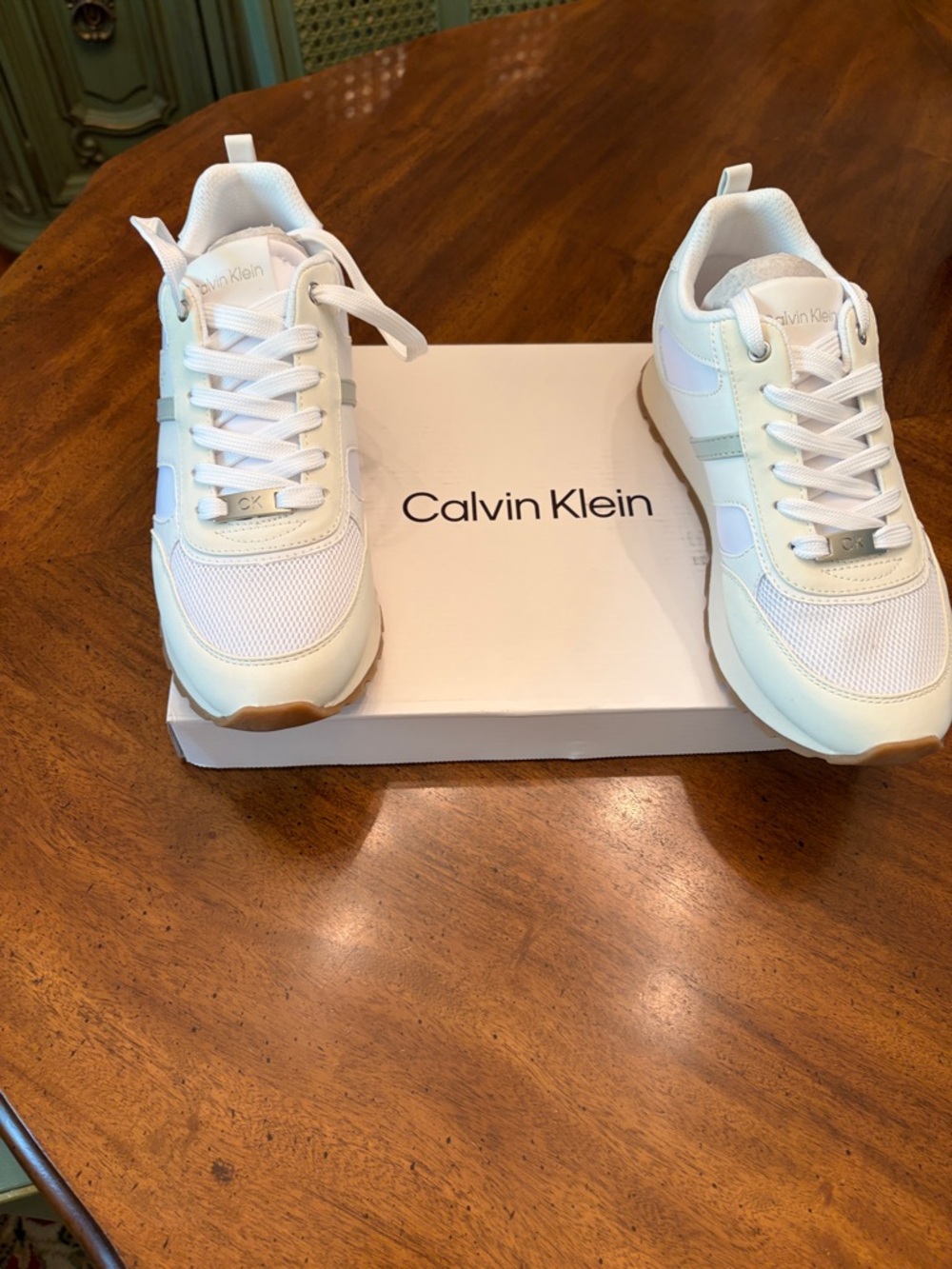 Calvin Klein 8 women’s White and Gum-Trim Athletic Sneakers KCCARLLAS, NEW